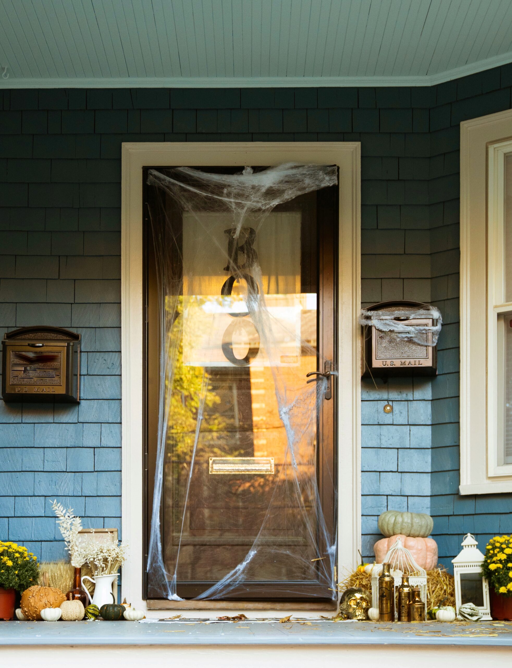 It’s time to decorate your front porch for fall! I’m sharing easy tips and tricks for styling a Halloween porch that can easily transition to a fall porch just in time for Thanksgiving! | @glitterinclexi | GLITTERINC.COM