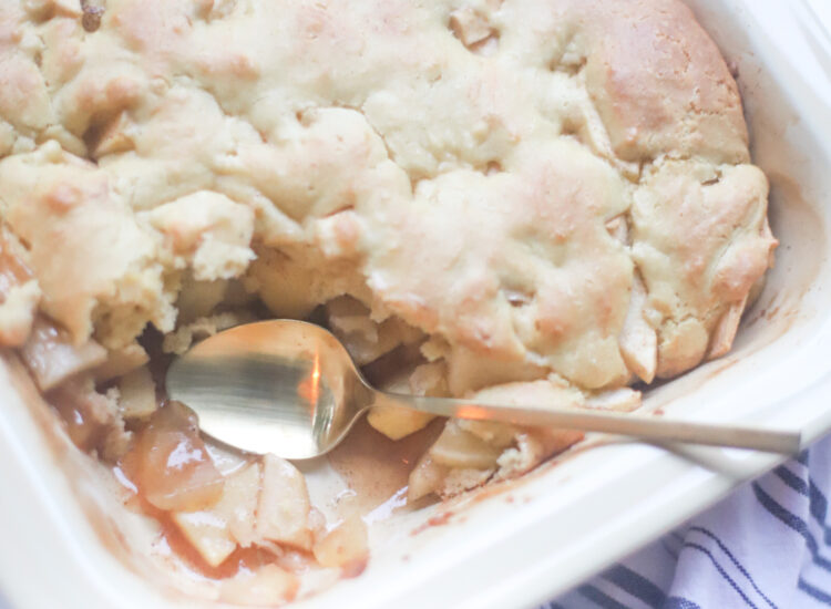 This deceptively delicious apple cobbler is full of cinnamon, fragrant apples, and a velvety caramel sauce, topped with the most heavenly dough, and yet, is actually lower calorie than a traditional cobbler and can also be made dairy-free! Click through for the fall recipe. | @glitterinclexi | GLITTERINC.COM