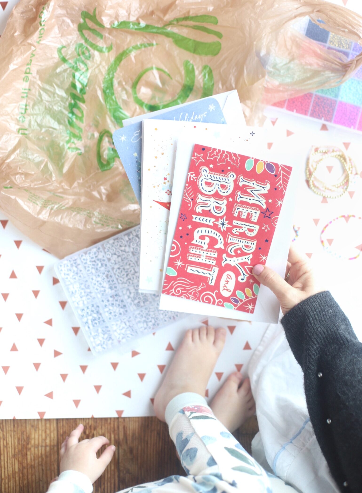 This holiday season, let family and friends near and far know you care by sending them a sweet greeting card and a stack of these DIY beaded friendship bracelets. | @glitterinclexi | GLITTERINC.COM