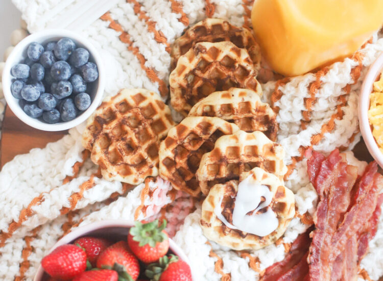 How to throw the easiest at-home family brunch this holiday season; perfect for celebrating with a simple and delicious breakfast the morning after Thanksgiving, Christmas morning, or the morning after New Years Eve! | @glitterinclexi | GLITTERINC.COM
