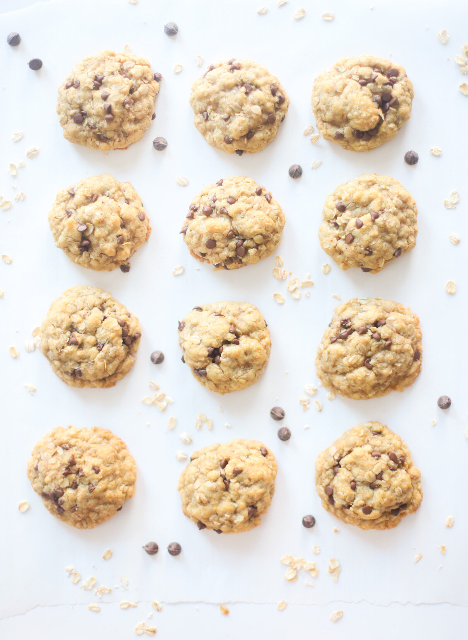 Hands down our very favorite oatmeal chocolate chip cookies, these heavenly oatmeal cookies are moist in the center, crisp and chewy on the outside, and totally delicious. They’re also super easy to make all in one bowl, and can easily be made dairy-free, vegan, or gluten-free! | @glitterinclexi | GLITTERINC.COM