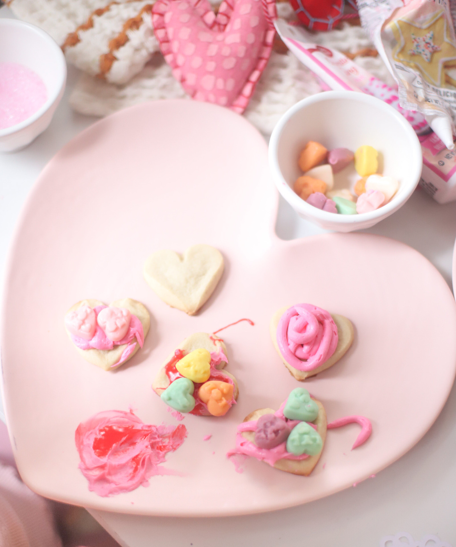 Here’s a simple idea to celebrate the upcoming season of love: an at home kids Valentine’s Day cookie decorating party! Plus, our favorite tips for easy holiday cookie decorating with little kids. | @glitterinclexi | GLITTERINC.COM