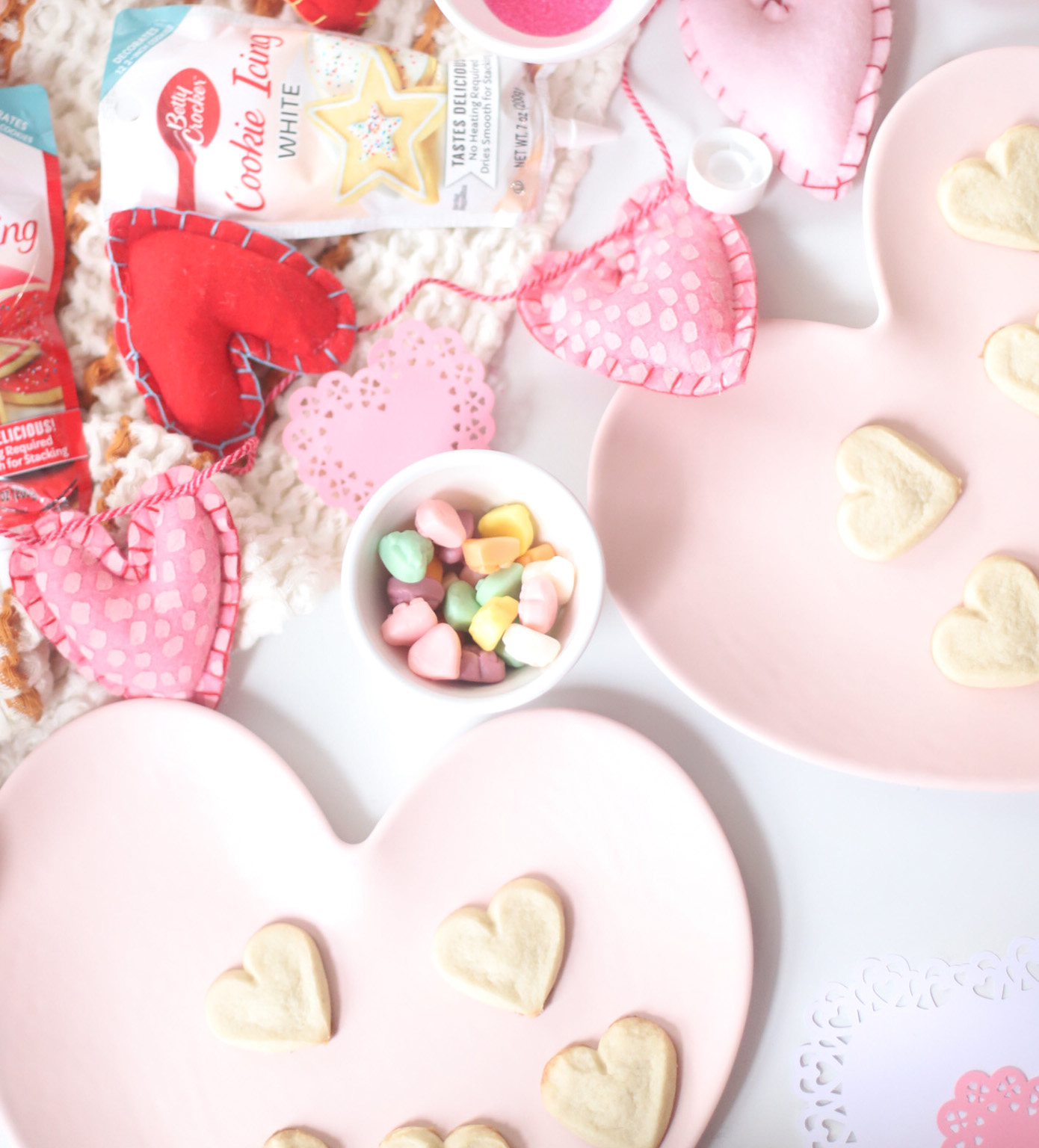 an at home kids Valentine’s Day cookie decorating party! Plus, our favorite tips for easy holiday cookie decorating with little kids. | @glitterinclexi | GLITTERINC.COM