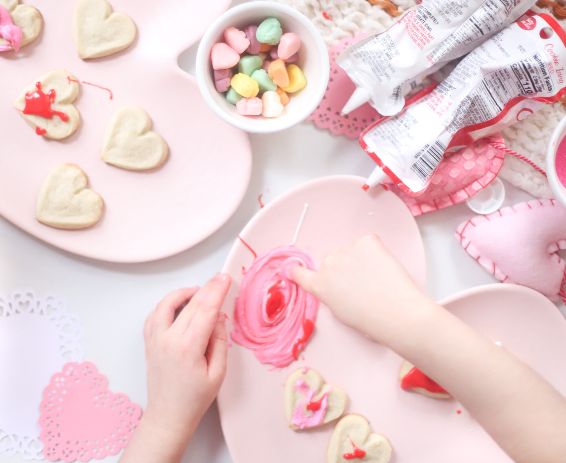 Here’s a simple idea to celebrate the upcoming season of love: an at home kids Valentine’s Day cookie decorating party! Plus, our favorite tips for easy holiday cookie decorating with little kids. | @glitterinclexi | GLITTERINC.COM