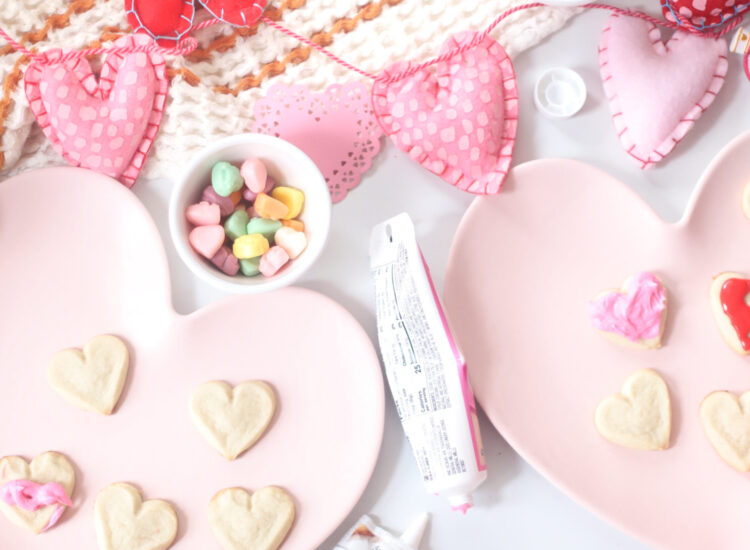 Here’s a simple idea to celebrate the upcoming season of love: an at home kids Valentine’s Day cookie decorating party! Plus, our favorite tips for easy holiday cookie decorating with little kids. | @glitterinclexi | GLITTERINC.COM