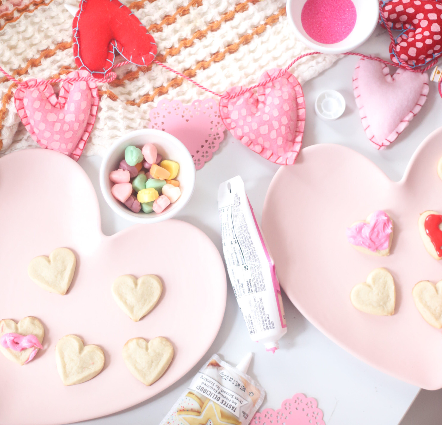 Here’s a simple idea to celebrate the upcoming season of love: an at home kids Valentine’s Day cookie decorating party! Plus, our favorite tips for easy holiday cookie decorating with little kids. | @glitterinclexi | GLITTERINC.COM
