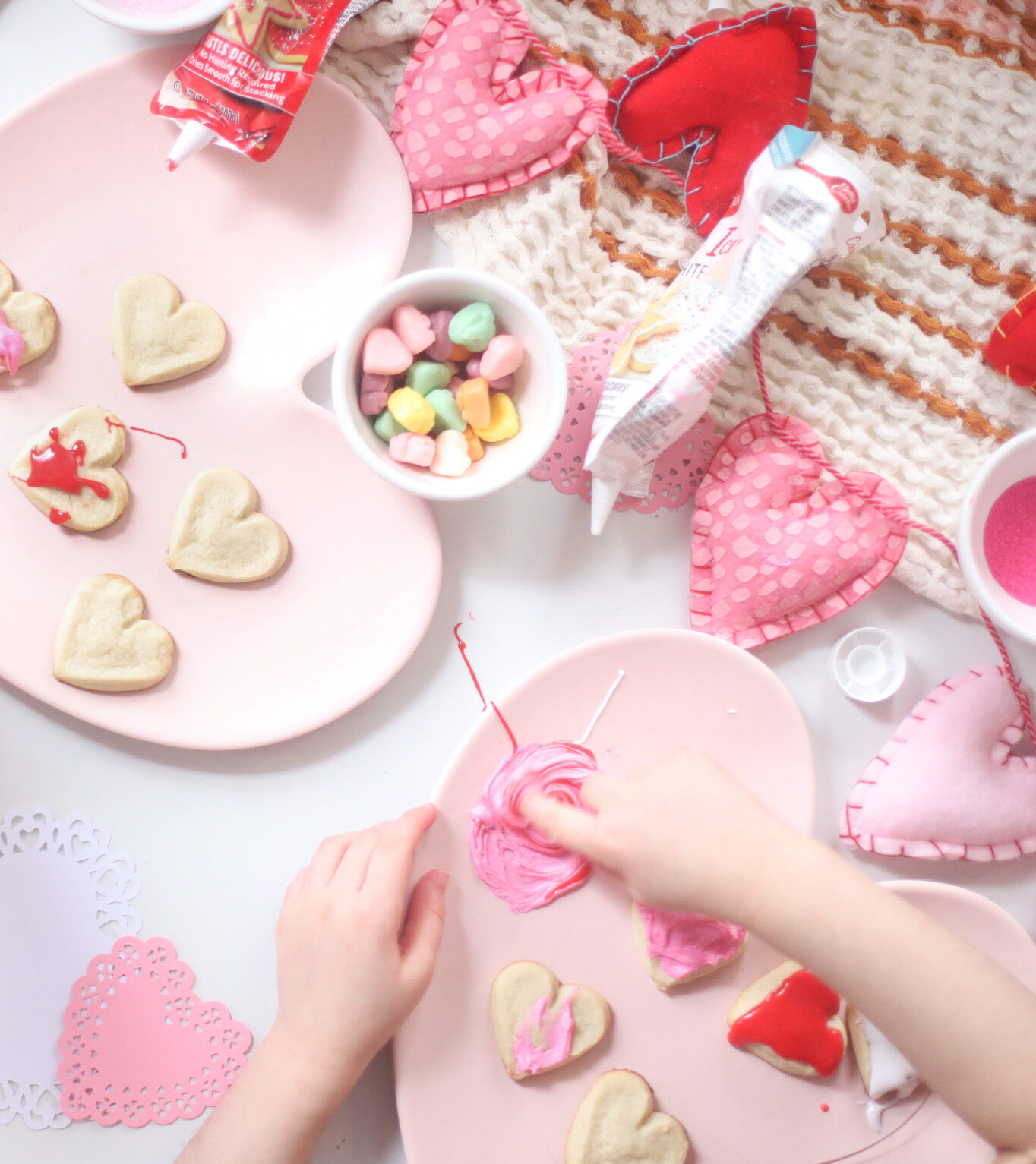 Here’s a simple idea to celebrate the upcoming season of love: an at home kids Valentine’s Day cookie decorating party! Plus, our favorite tips for easy holiday cookie decorating with little kids. | @glitterinclexi | GLITTERINC.COM