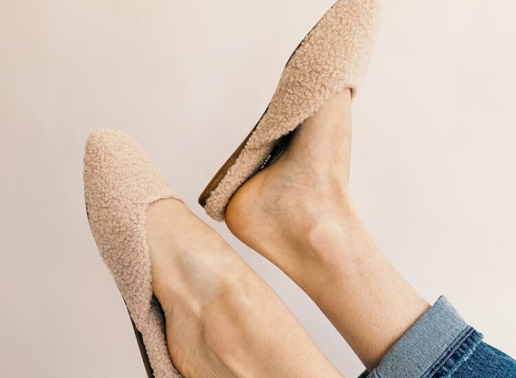 Little Love Notes + the Dolce Vita Saydee Slipper in Natural Plush