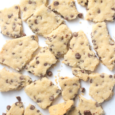 Vegan Chocolate Chip Cookie Brittle Recipe - These Cookies are Highly Snackable and So Much Easier Than Traditional Chocolate Chip Cookies | @glitterinclexi | GLITTERINC.COM