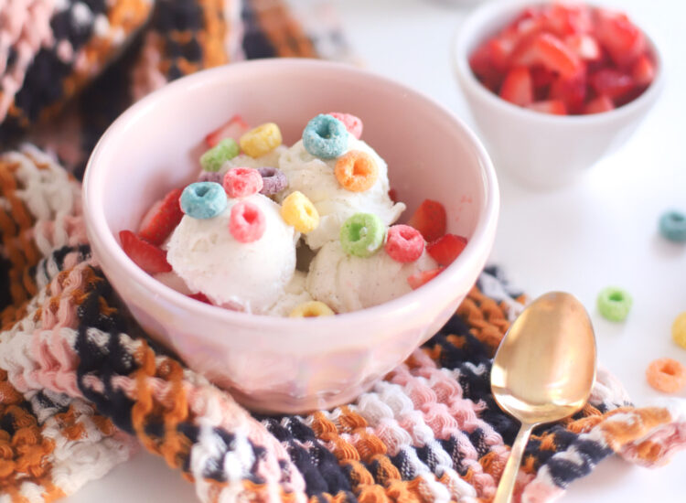 Let your kids and guests take the lead with a create-your-own ice cream treat dessert board, a perfectly festive way to beat the heat this summer! A sweet take on the charcuterie board trend, this ice cream buffet encourages the yummiest ice cream creations. | @glitterinclexi | GLITTERINC.COM