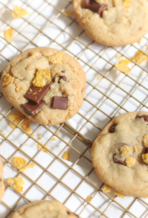 Chocolate Chunk Corn Flake Cereal Cookies - Chocolate Chip Cookie Recipe - GLITTERINC.COM