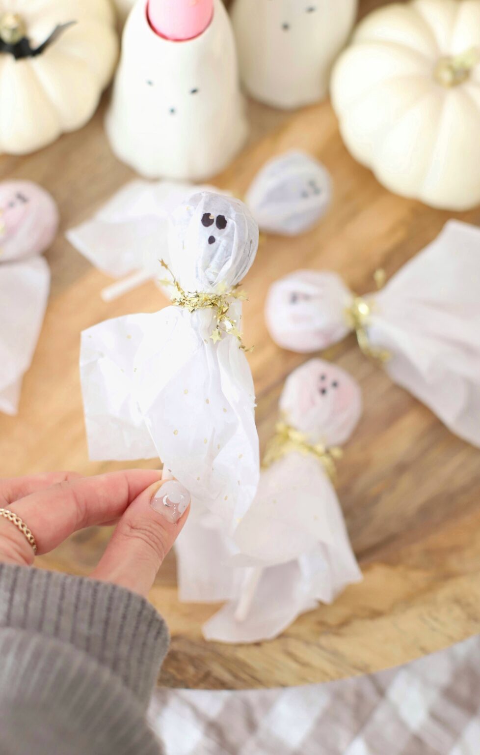 DIY Tissue Paper Ghost Lollipops (With a Gold Sparkly Twist) Glitter