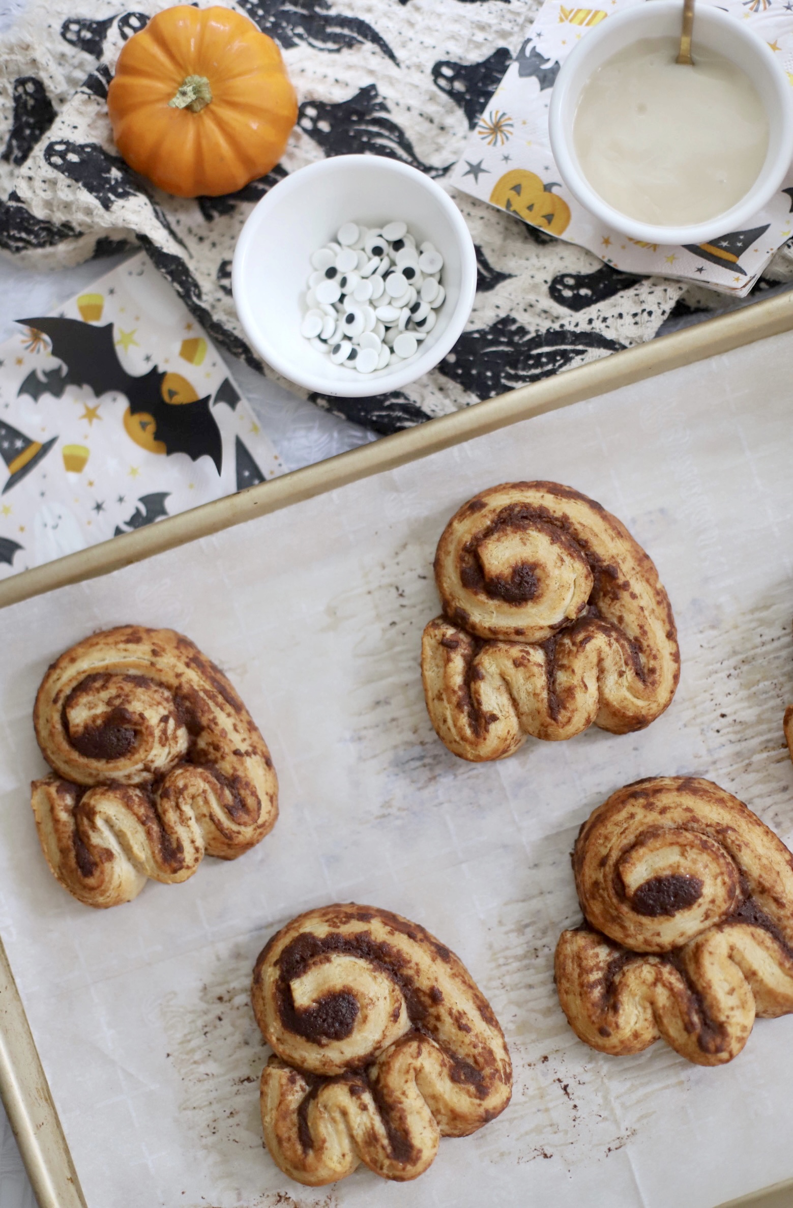 Cinnamon Roll Ghosts for Halloween - Spooky Breakfast - GLITTERINC.COM