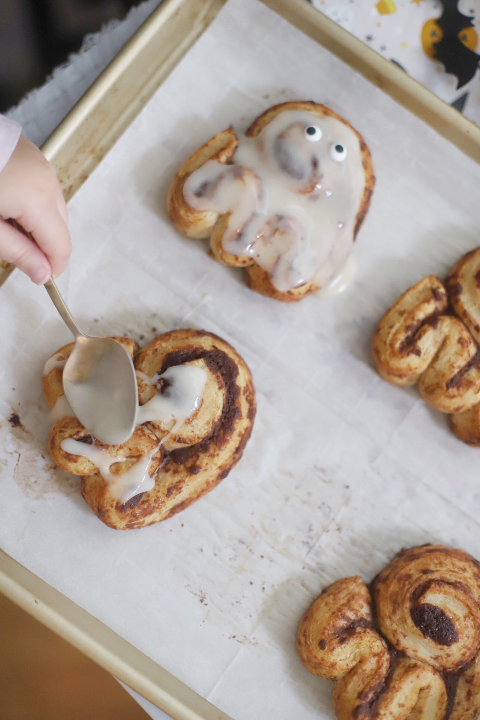 Cinnamon Roll Ghosts for Halloween - Spooky Breakfast - GLITTERINC.COM