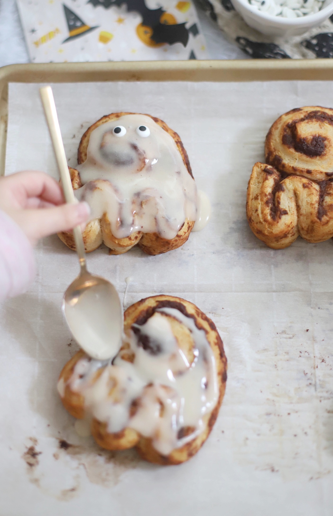 Cinnamon Roll Ghosts for Halloween - Spooky Breakfast - GLITTERINC.COM