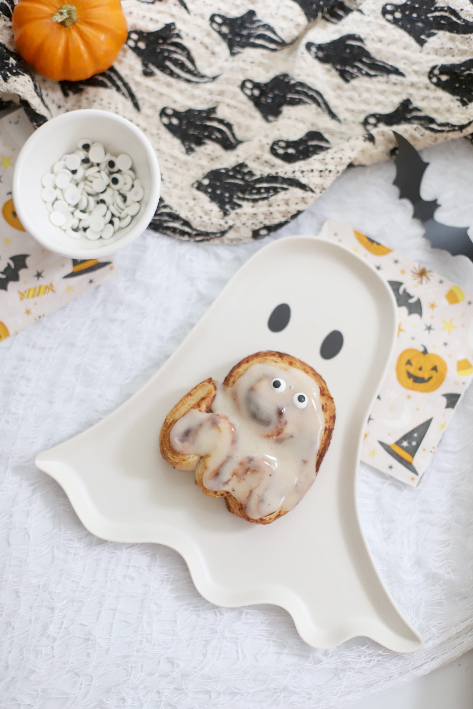 Cinnamon Roll Ghosts for Halloween - Spooky Breakfast - GLITTERINC.COM