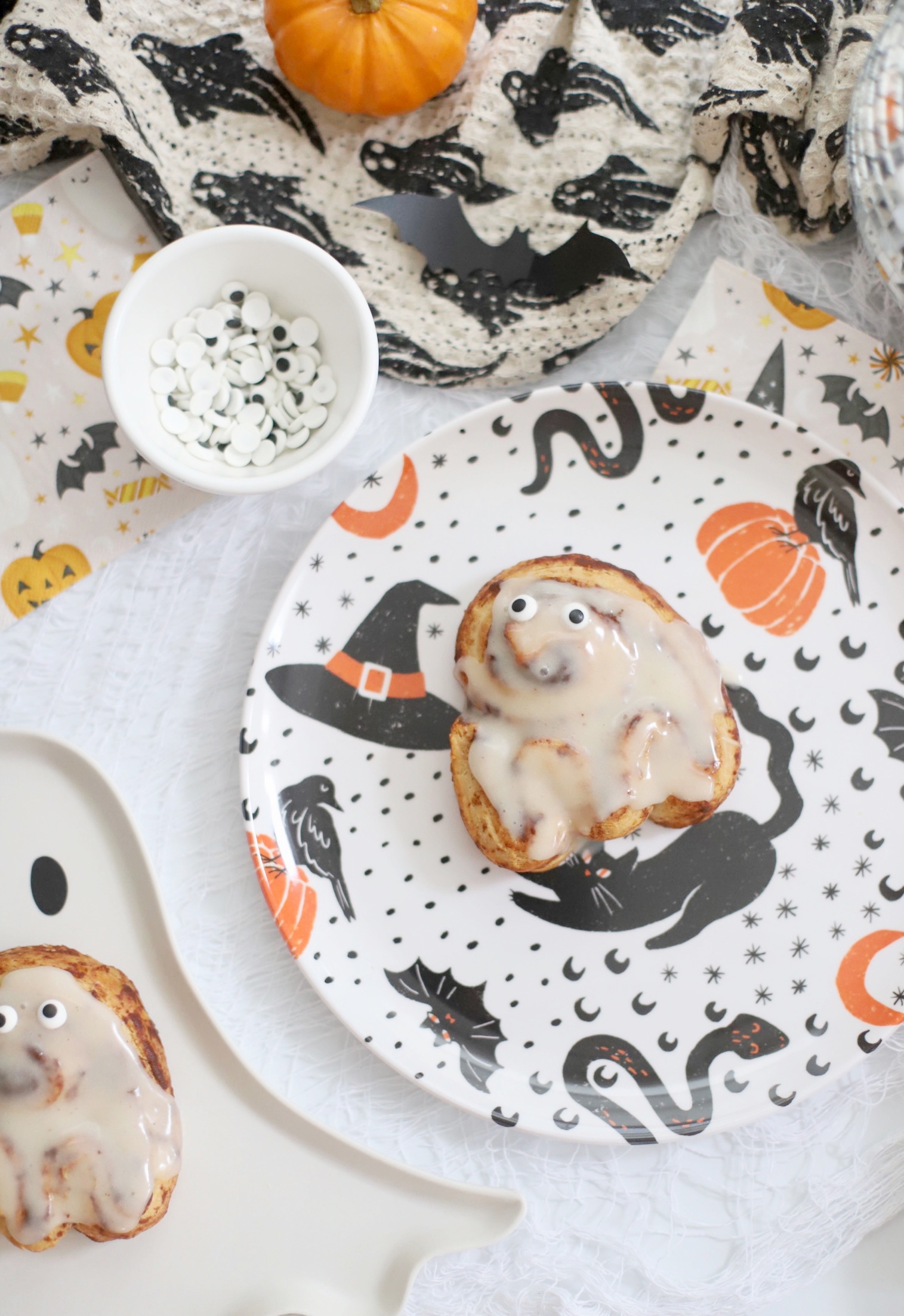 Cinnamon Roll Ghosts for Halloween - Spooky Breakfast - GLITTERINC.COM