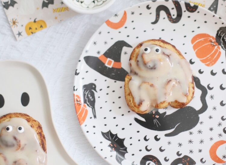 Cinnamon Roll Ghosts for Halloween - Recipe DIY - GLITTERINC.COM